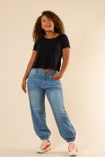 Modellbild på Grimeton pant jeans i Indigo Blue Beskrivning: Modellen på bilden bär Grimeton pant jeans i storlek S-M och är 170